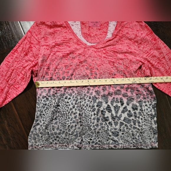 Activology Womens Ombre Animal Print V Neck Top - Picture 3 of 8